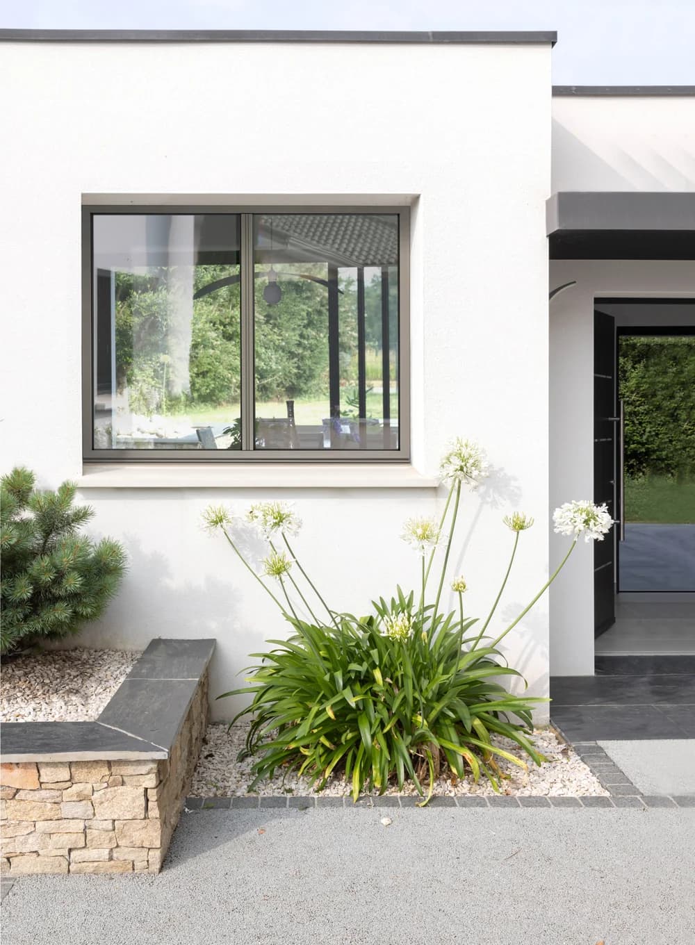 Fenêtre aluminium intégrée à la façade d’une maison