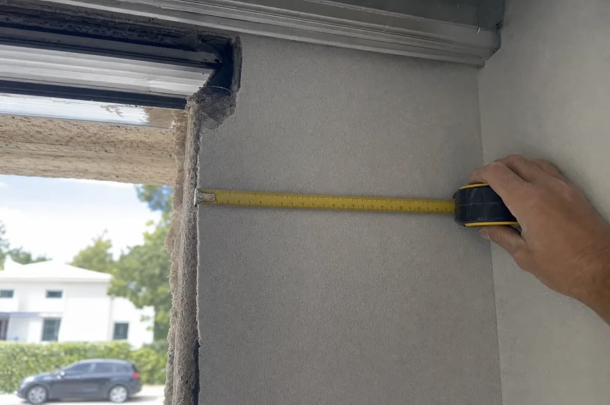 Mesure d’un écoinçon : la bande de mur entre le bord de l’ouverture et le mur latéral du garage