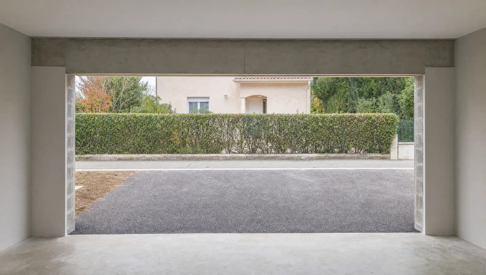 Ouverture de garage vide vue depuis l’intérieur, avec la largeur, la hauteur, la retombée de linteau et les deux écoinçons à mesurer