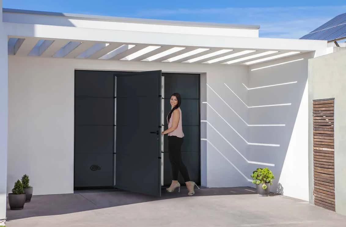 Porte de garage sectionnelle avec portillon intégré, vue de l’allée