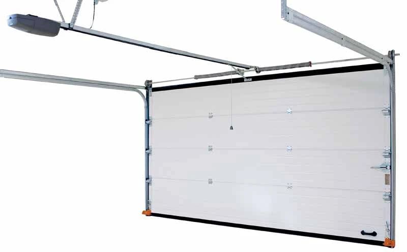 Porte de garage sectionnelle blanche vue de l’intérieur, avec son moteur et son rail au plafond