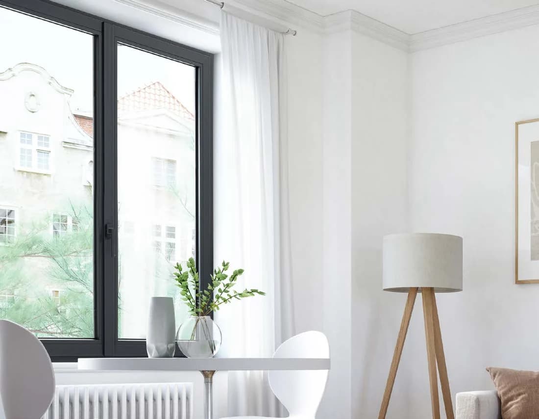 Fenêtre PVC gris anthracite à deux vantaux dans un séjour clair