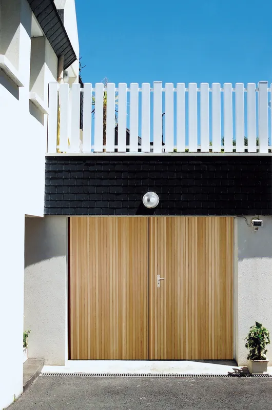 Porte de garage en situation — inspiration