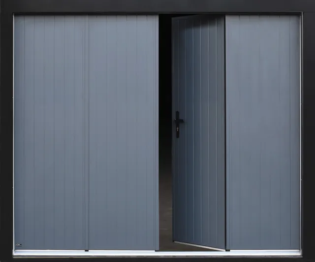 Porte de garage à la française en aluminium gris, avec un vantail ouvert