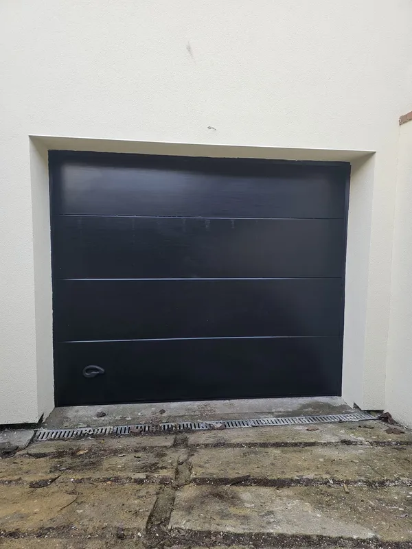 Porte de garage en situation — réalisation client