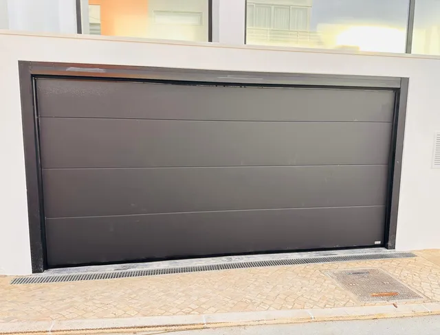 Porte de garage en situation — réalisation client