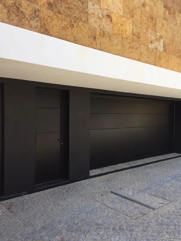 Porte de garage en situation — réalisation client