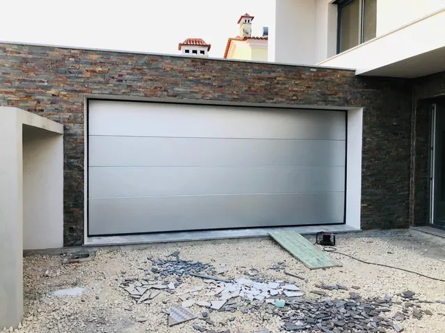 Porte de garage en situation — réalisation client