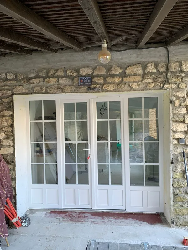 Porte-fenêtre et baie vitrée en situation — réalisation client