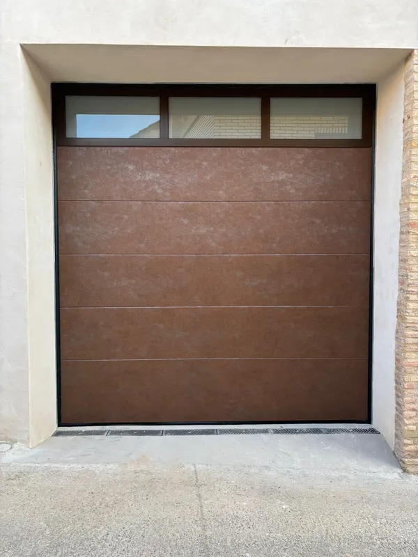Porte de garage en situation — réalisation client