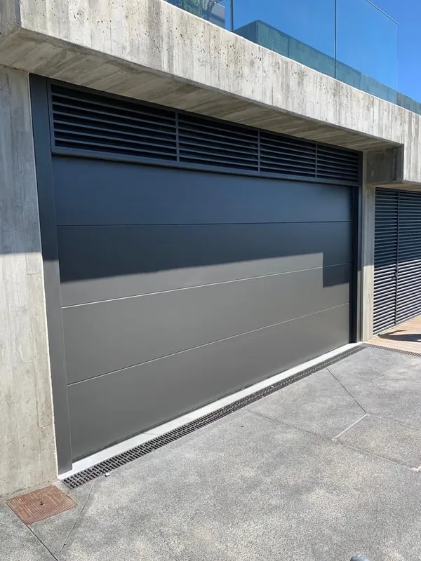 Porte de garage en situation — réalisation client