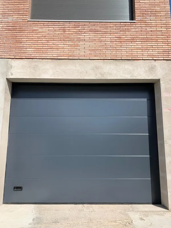 Porte de garage en situation — réalisation client
