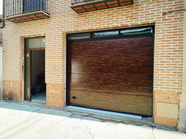 Porte de garage en situation — réalisation client