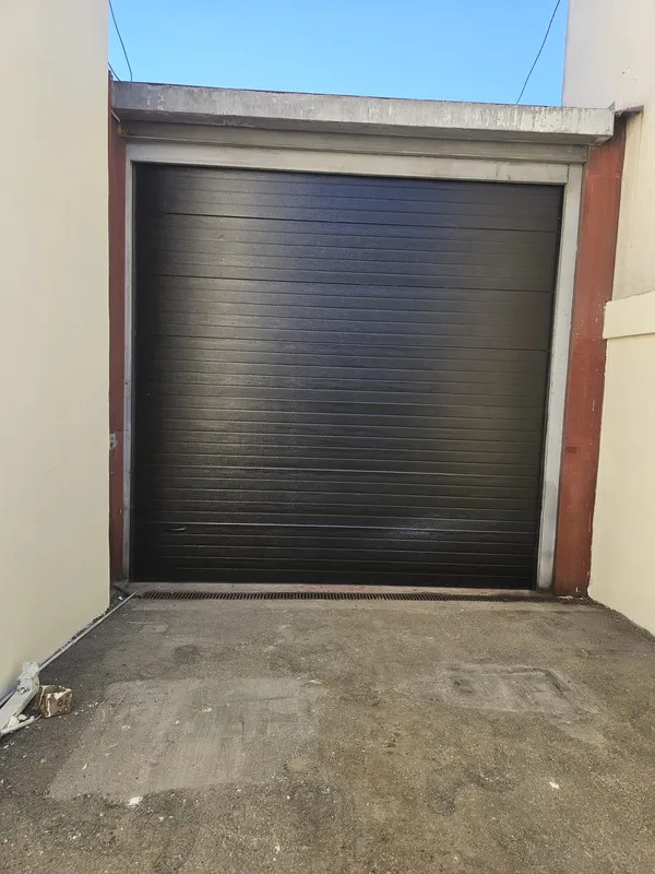Porte de garage en situation — réalisation client