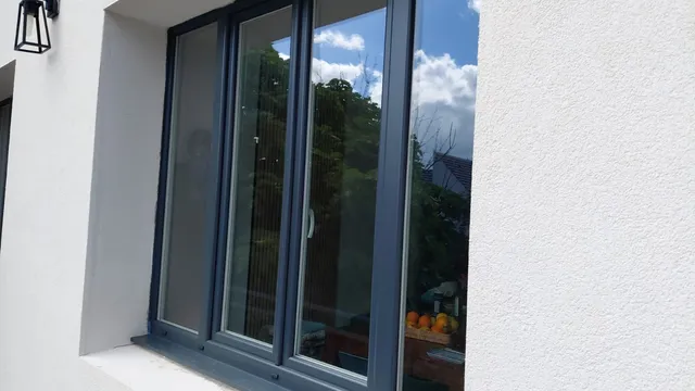 Porte-fenêtre et baie vitrée en situation — réalisation client