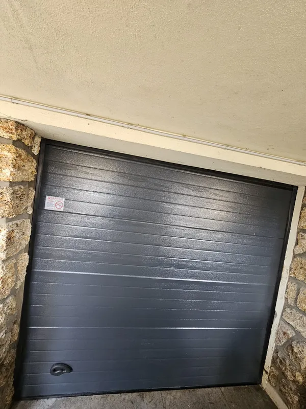 Porte de garage en situation — réalisation client