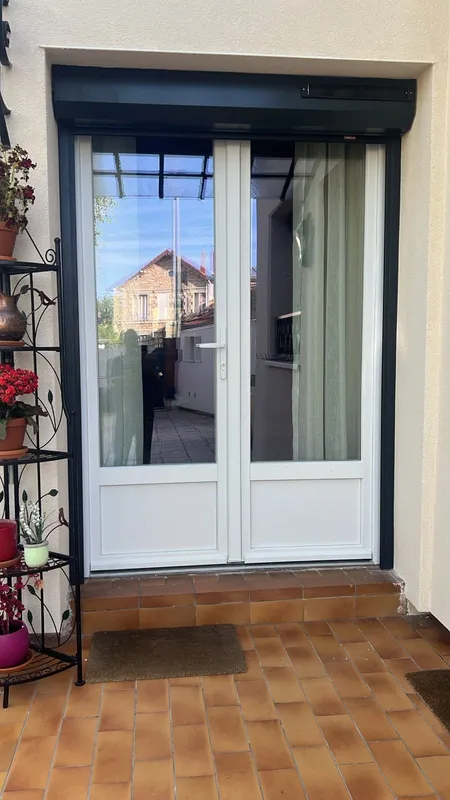 Porte-fenêtre et baie vitrée en situation — réalisation client