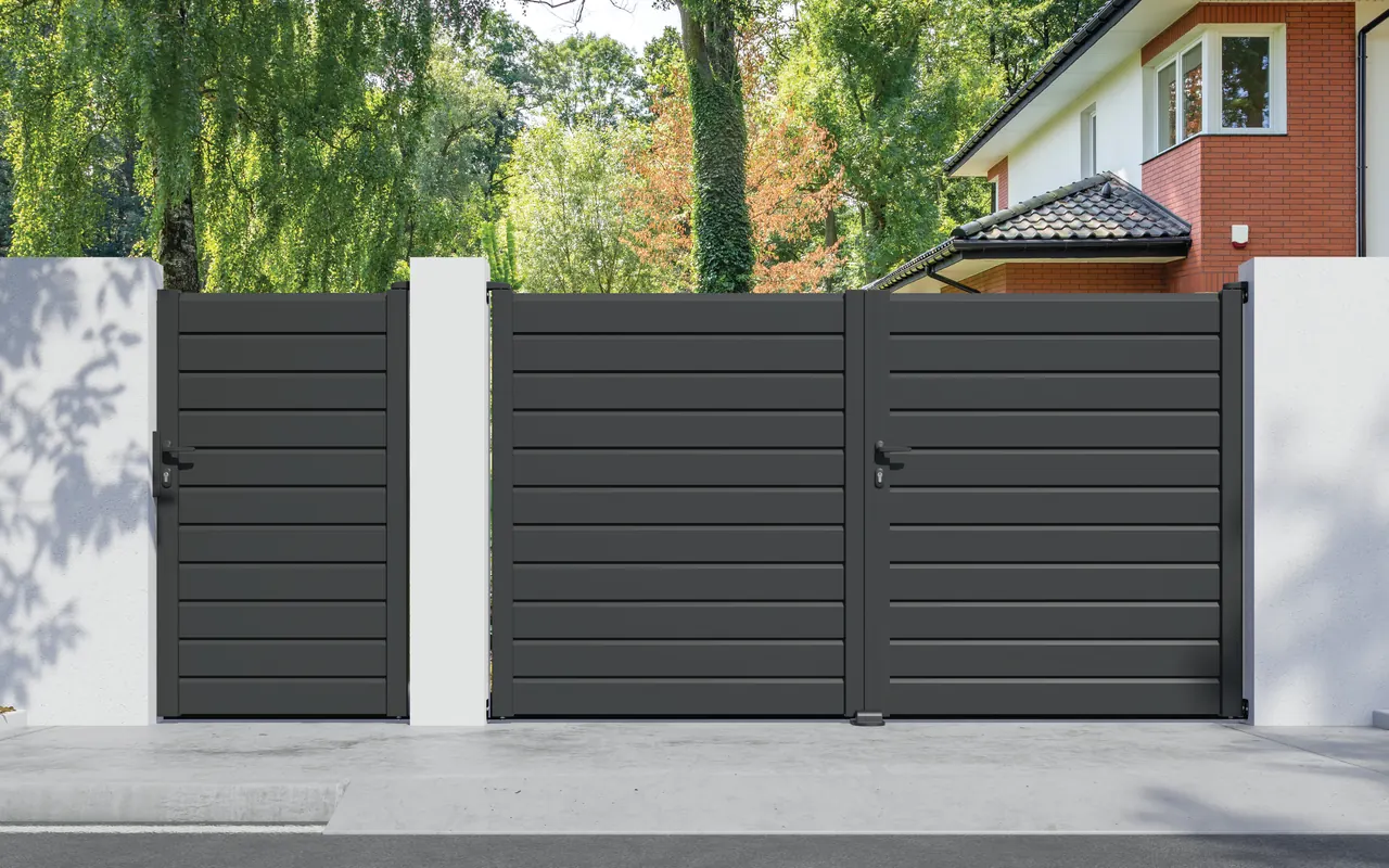 Portail battant et portillon assortis en aluminium anthracite, lames horizontales, entre deux piliers blancs