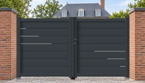 Portail battant AT03 — Lames horizontales et six profils métalliques en escalier