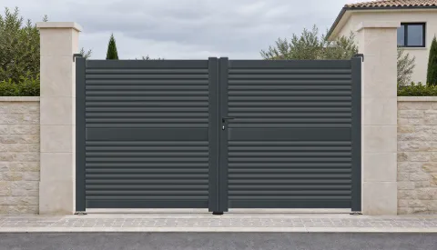 Portail battant AT21 — Tubes ventilés horizontaux et traverse intermédiaire