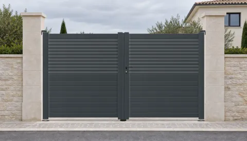 Portail battant AT22 — Onze tubes ventilés en haut et six lames pleines dessous