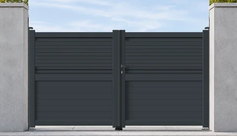 Portail battant AT22 — Onze tubes ventilés en haut et six lames pleines dessous