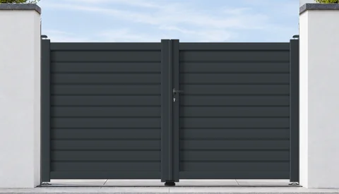 Portail battant AT24 — Treize tubes ventilés larges par vantail