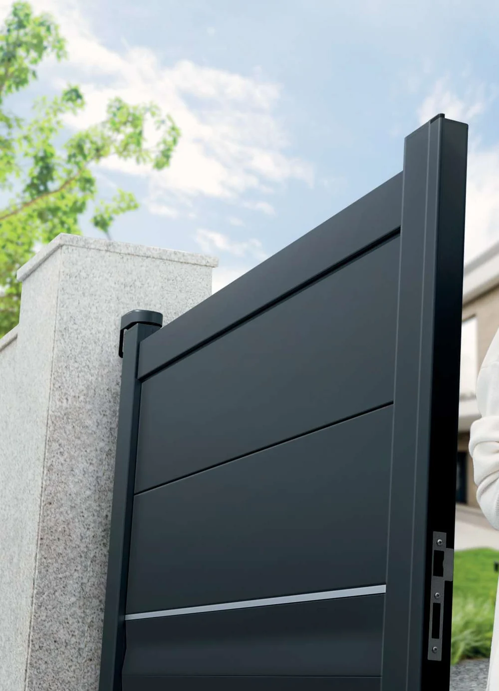 Détail d’une réalisation aluminium : montant, traverse haute et remplissage à lames