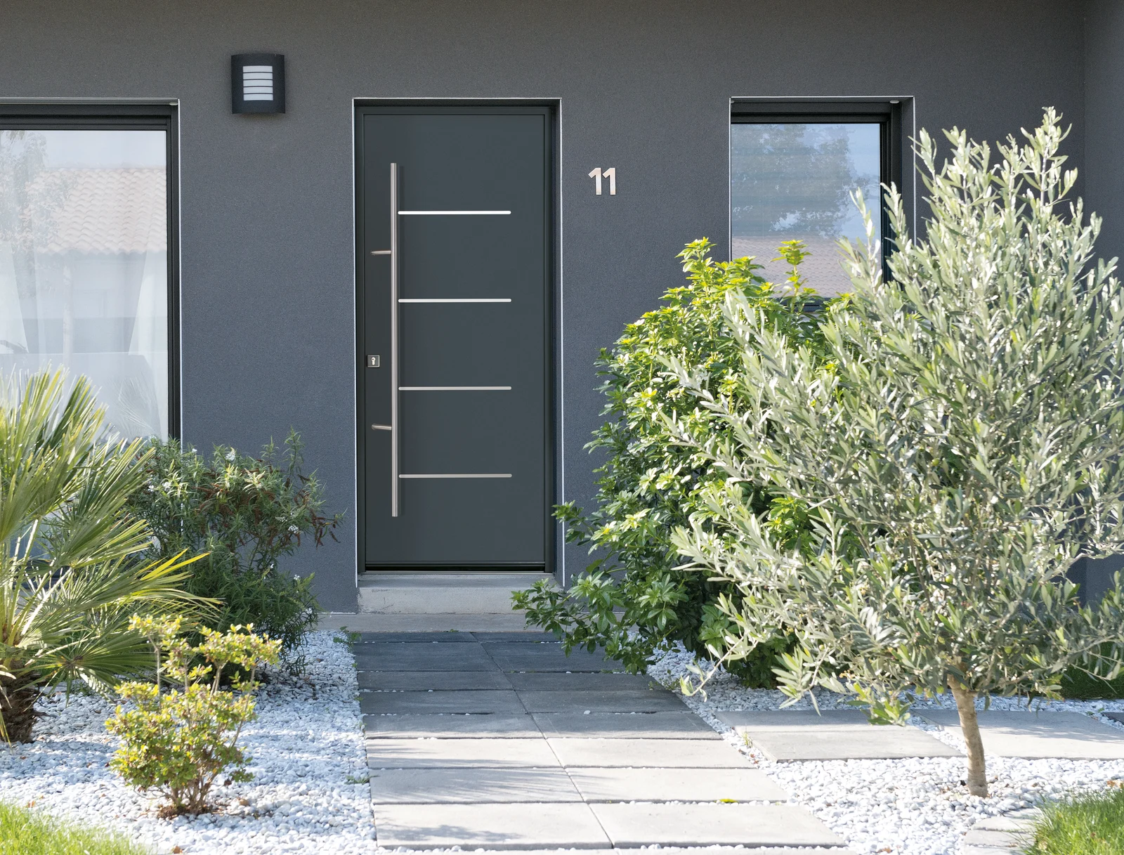 Porte d’entrée aluminium pleine Strate sur mesure — photographie du modèle
