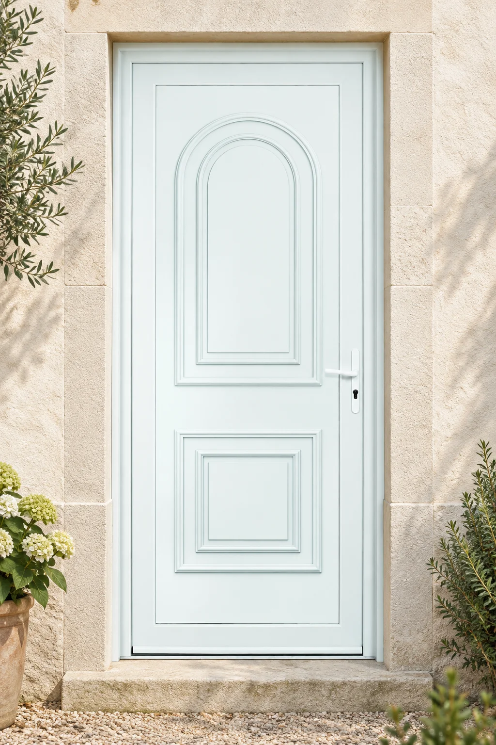 Porte d’entrée PVC pleine Abysse sur mesure · En situation