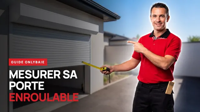 Poseur Onlybaie devant une porte de garage enroulable