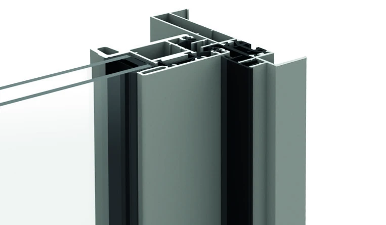 Coupe d’un montant de coulissant avec cache thermique de finition
