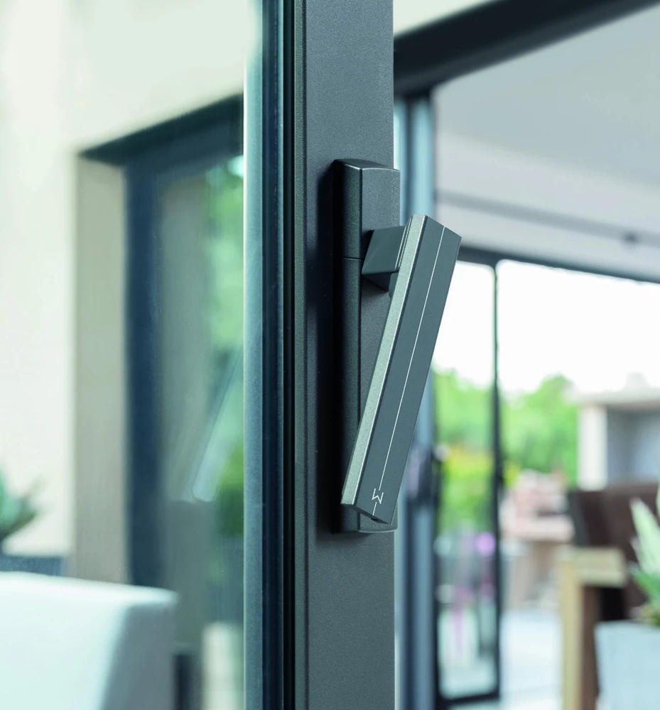 Poignée design SIGMA inclinée sur une fenêtre coulissante aluminium
