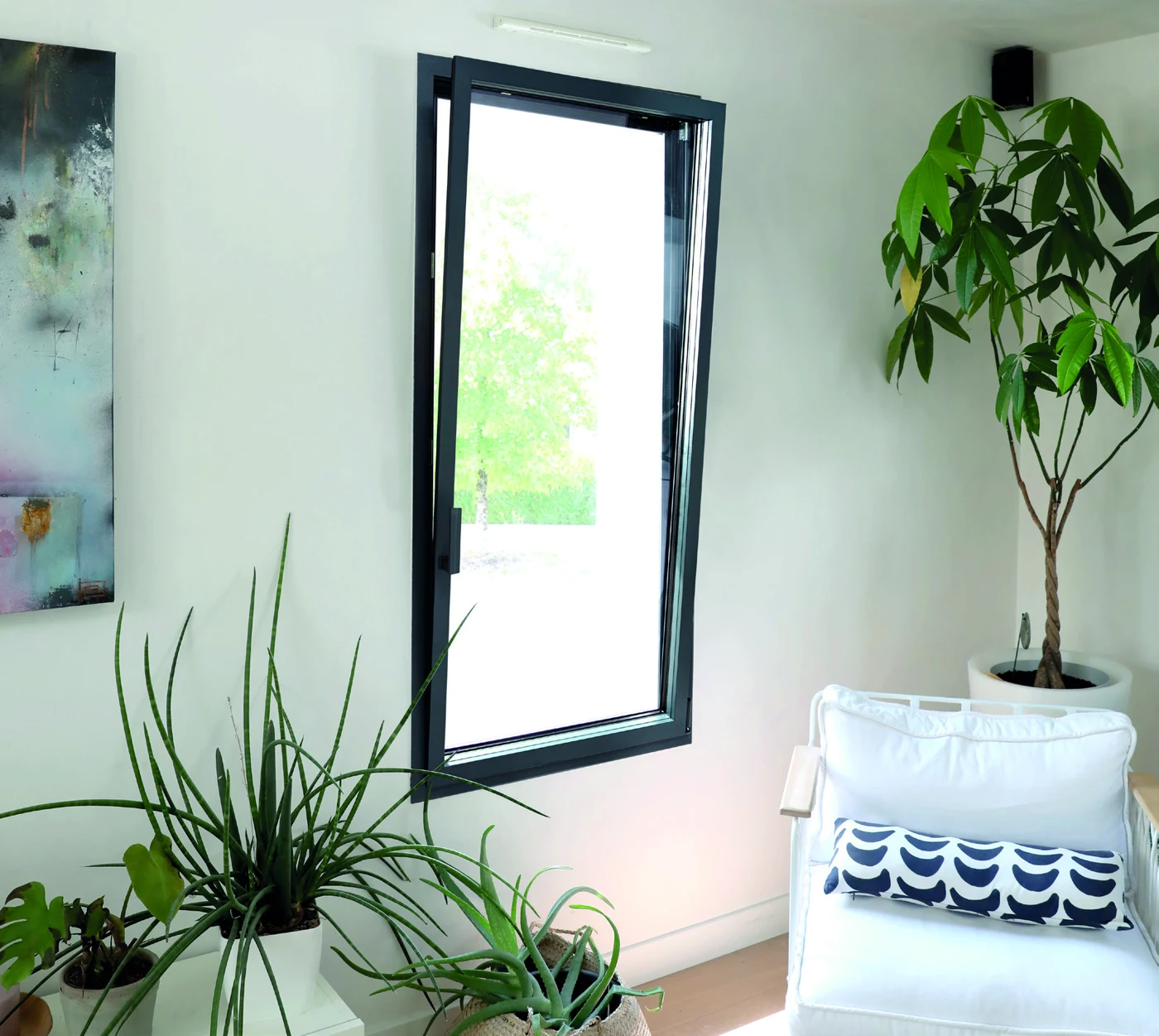 Fenêtre aluminium noire à ouvrant caché, photographiée dans son ensemble côté intérieur