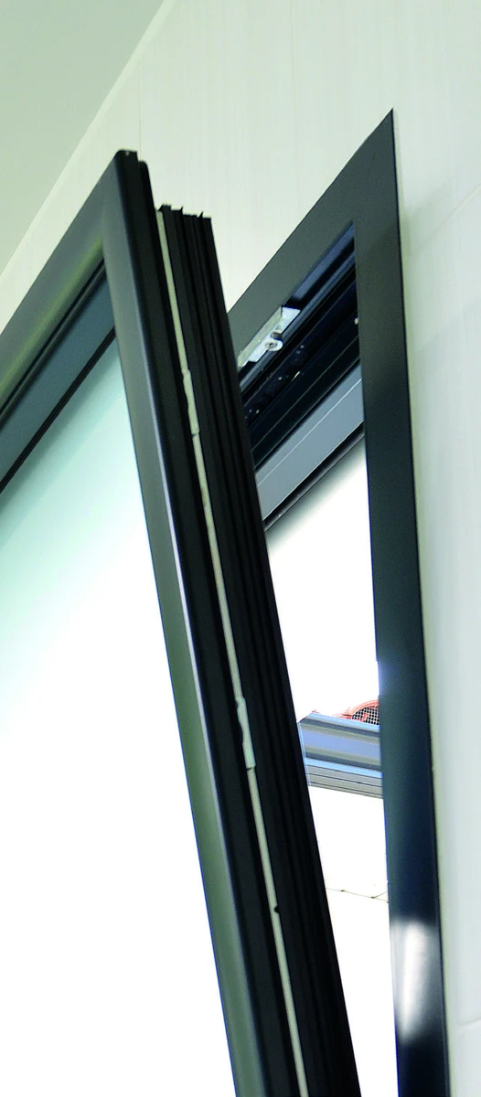 Fenêtre aluminium ouverte en position oscillo-battante pour l’aération