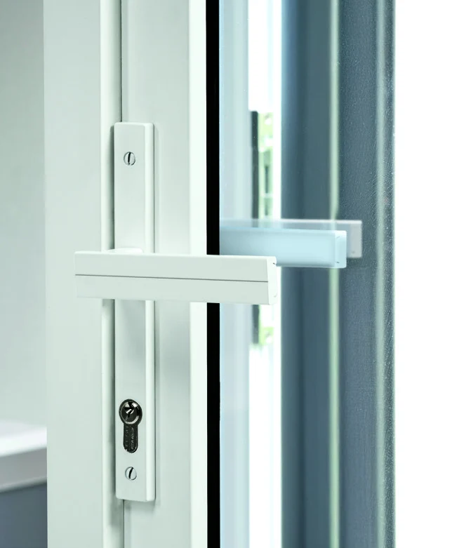 Poignée design et serrure à clé en option sur une porte-fenêtre aluminium