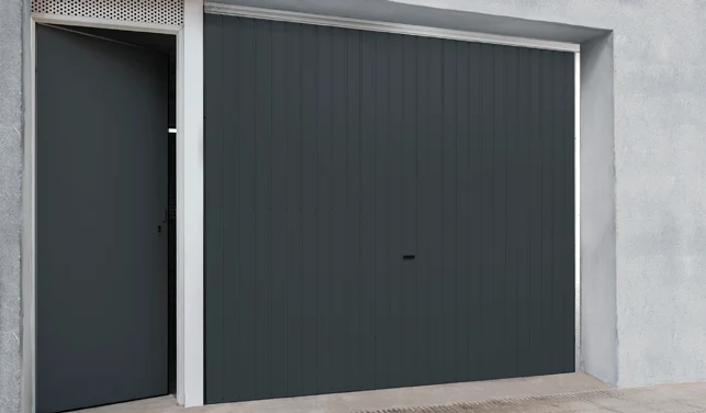 Réalisation : porte de garage basculante anthracite fermée, à nervures verticales