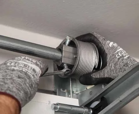 Détail du ressort de torsion et de son support