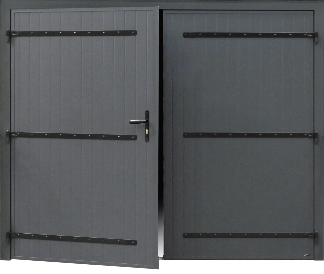 Porte de garage battante aluminium grise à deux vantaux avec pentures noires, un vantail entrouvert