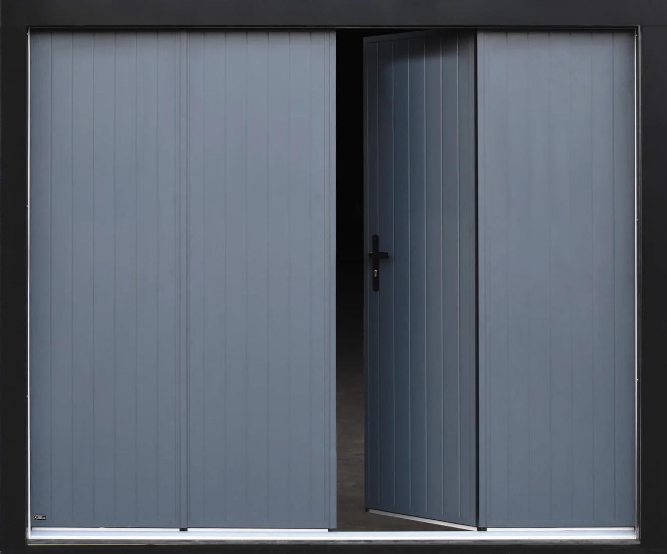 Porte de garage battante aluminium · Aspect lames verticales