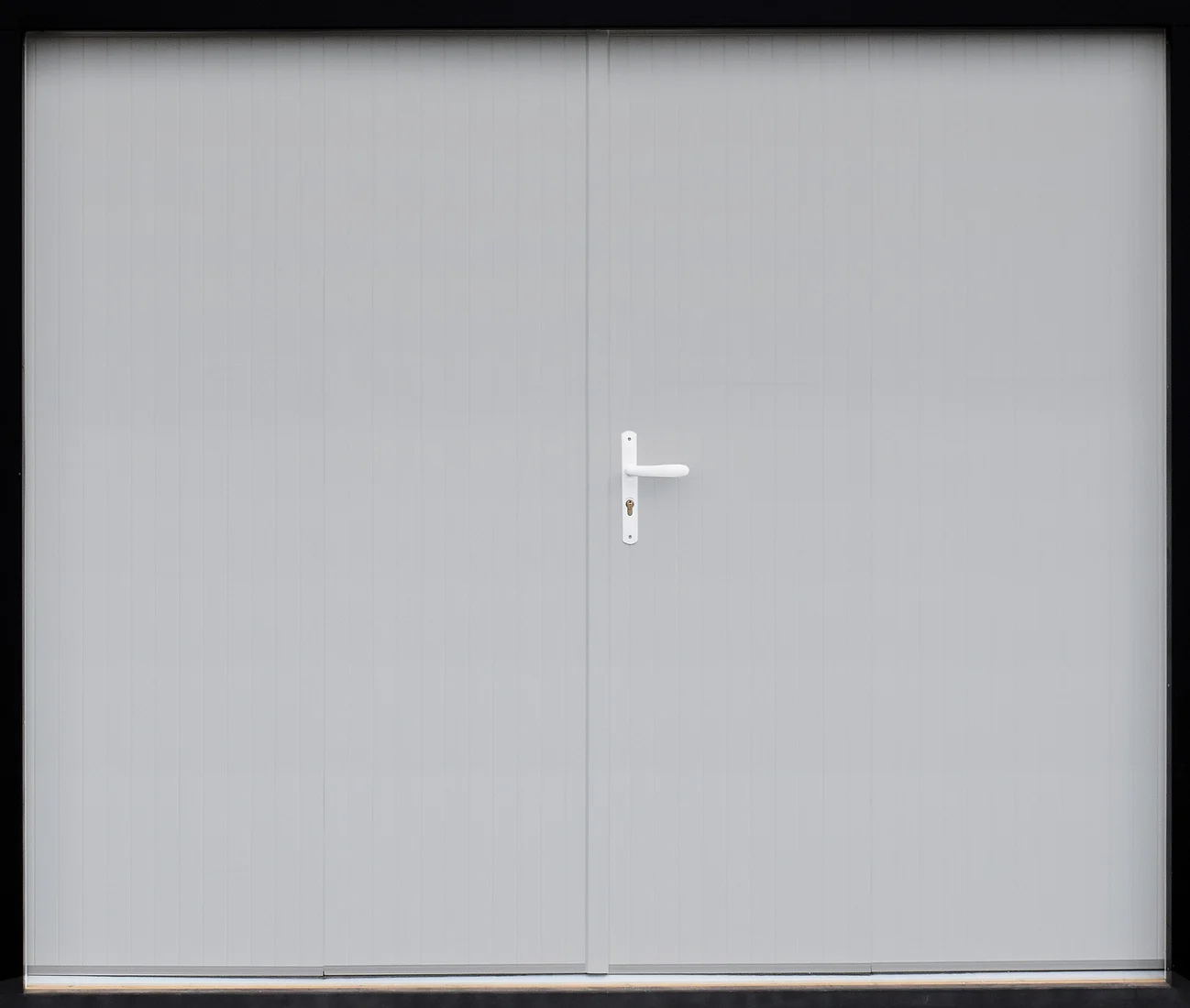 Porte de garage battante PVC · PVC gris