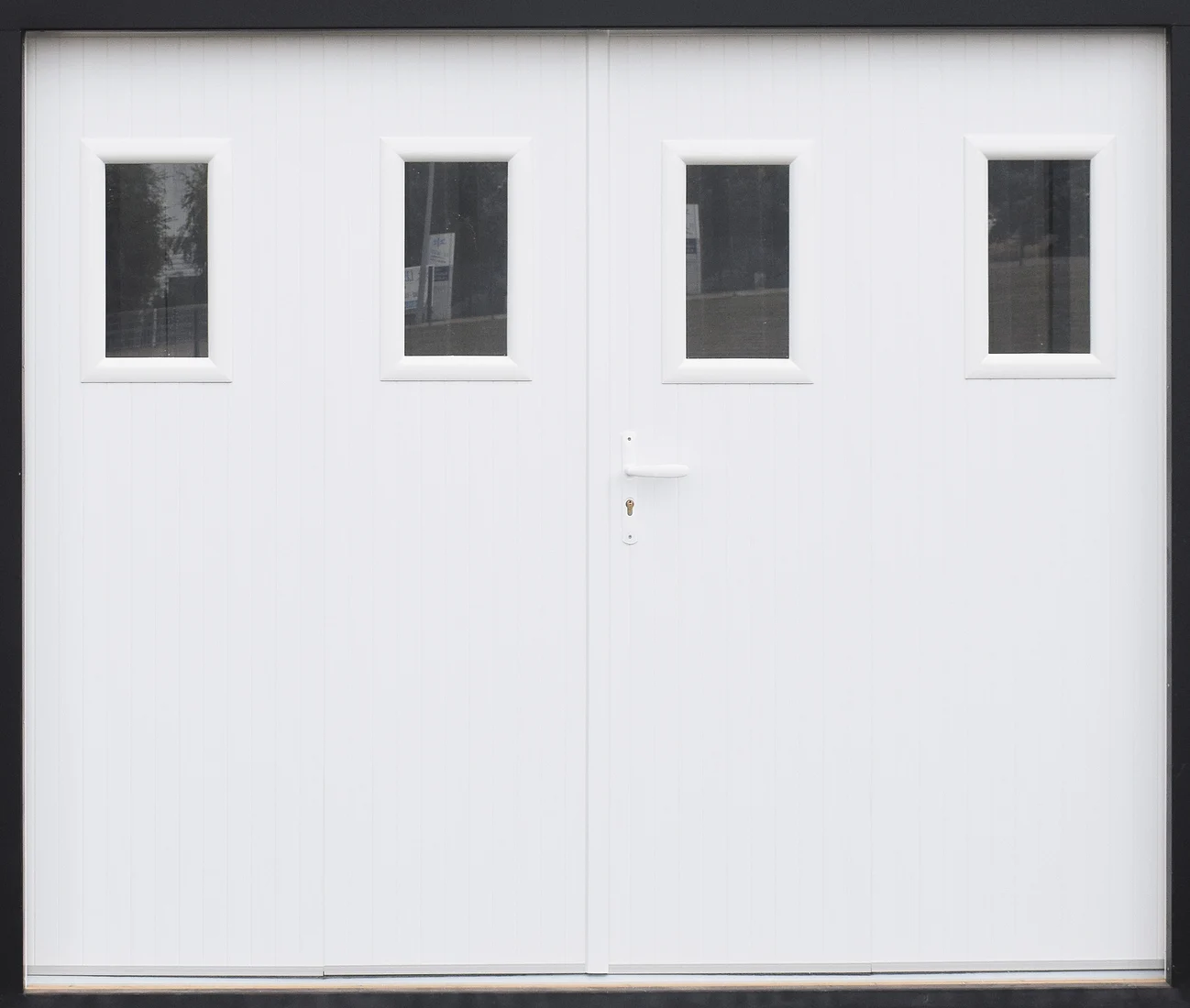 Porte de garage battante PVC blanche à quatre vantaux avec hublots