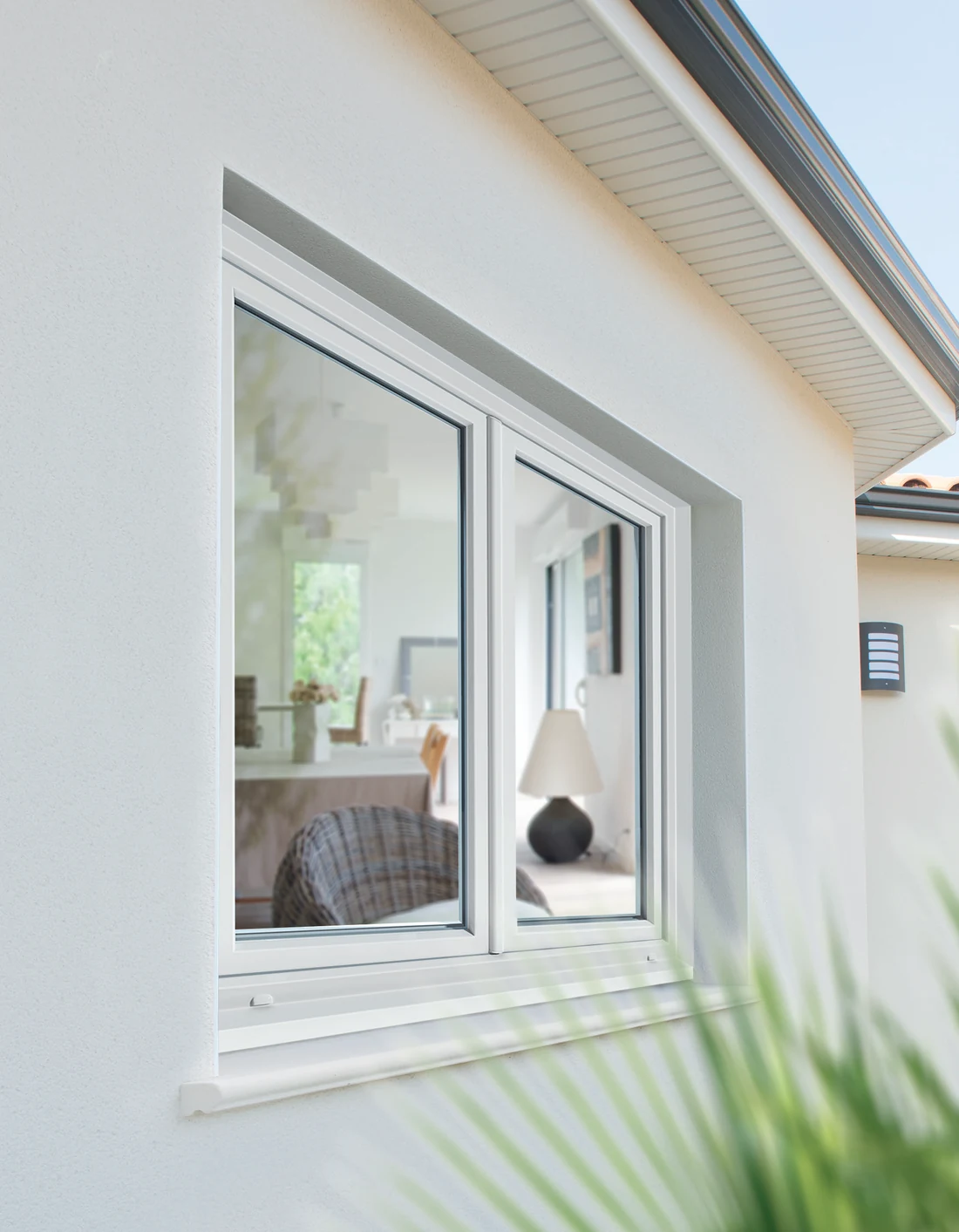 Fenêtre Essentielle blanche à deux vantaux, vue depuis la façade