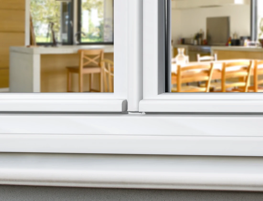 Détail extérieur de la fenêtre blanche Essentielle, montré avec rejet d’eau
