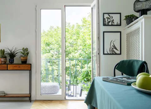 Porte-fenêtre PVC blanche à deux vantaux en situation