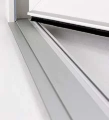 Détail technique de porte-fenêtre : seuil aluminium