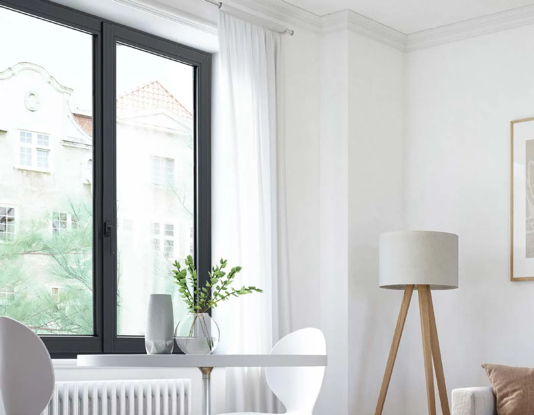 Fenêtre PVC à profilés sombres dans un intérieur lumineux