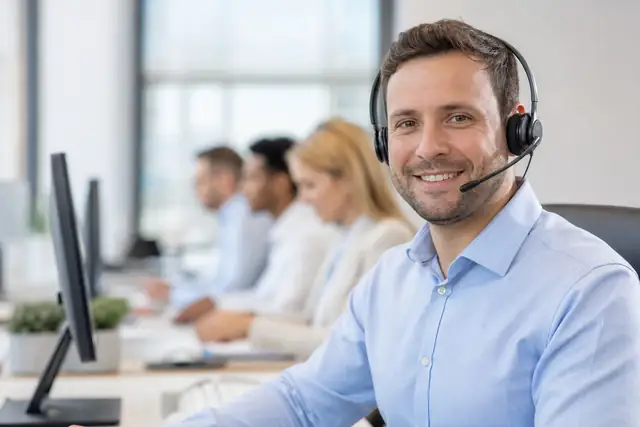 Conseiller équipé d’un casque téléphonique
